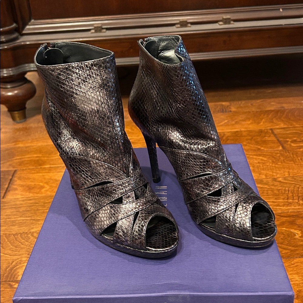 Stuart Weitzman - Gunmetal Snakeskin Platform Open-toe Bootie. Size 9 NWT - Picture 4 of 7